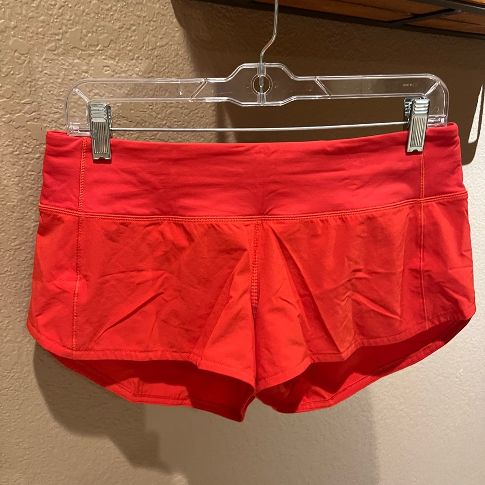 Lululemon 2.5” Speed-Up low-rise short in tomato, size 6